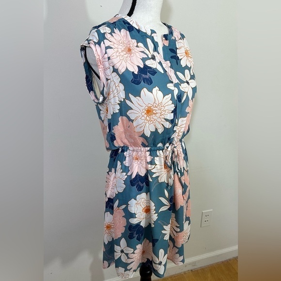 DR 2 sz med dress sheer overlay with a full lining  Very pretty floral - Picture 9 of 12